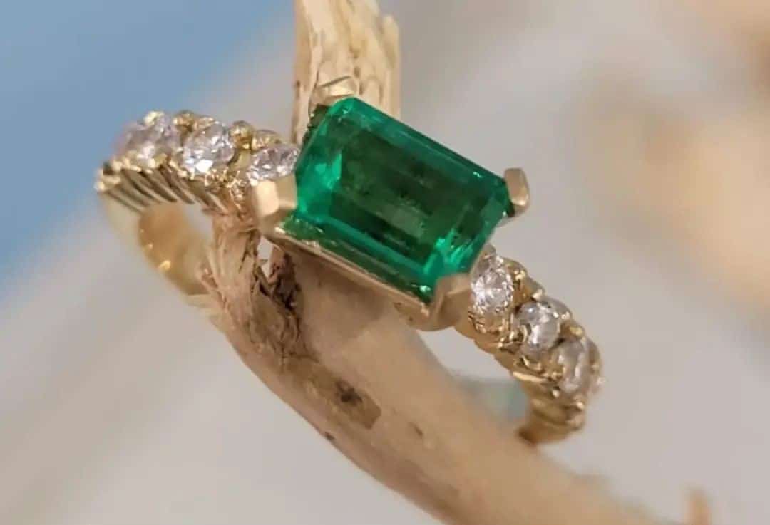 Anillo en Oro 18k con piedras esmeraldas