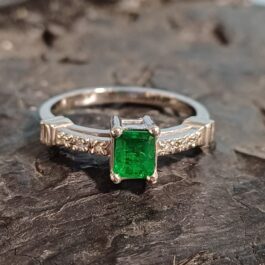 ANILLO EN ORO BLANCO CON ESMERALDA Y DIAMANTES