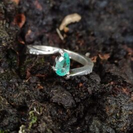ANILLO EN PLATA CON ESMERALDA Y ZIRCONES