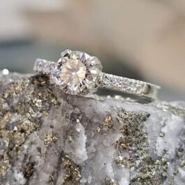 Anillo en plata con zircones