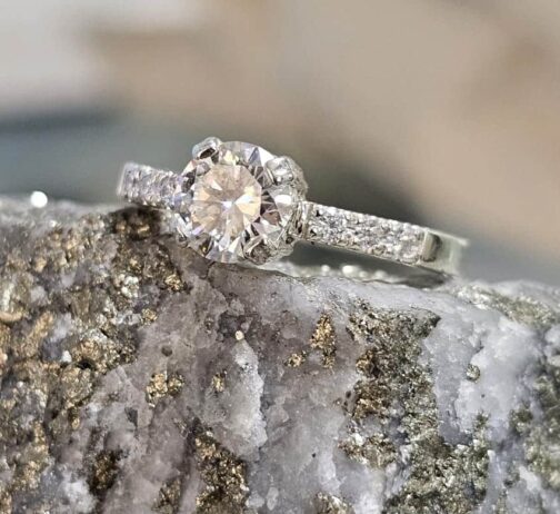Anillo en plata con zircones