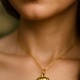 DIJE EN ORO 18K CON ESMERALDA