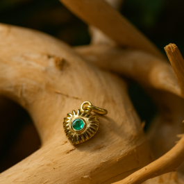 DIJE EN ORO 18K CON ESMERALDA